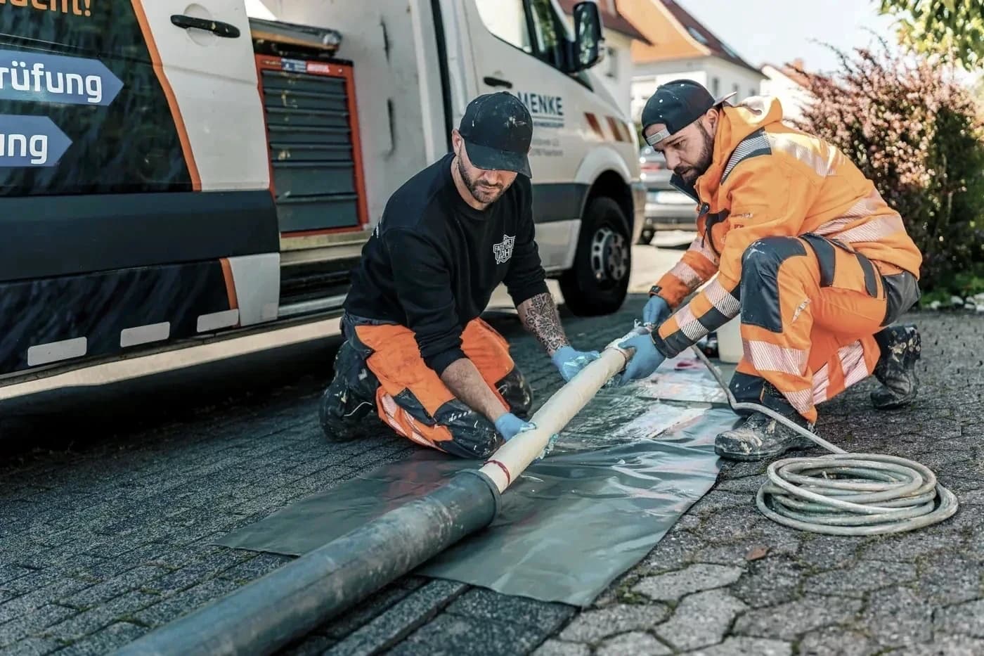 Monteure von Menke Umweltdienste beim Einbau des Schlauchliners auf der Straße