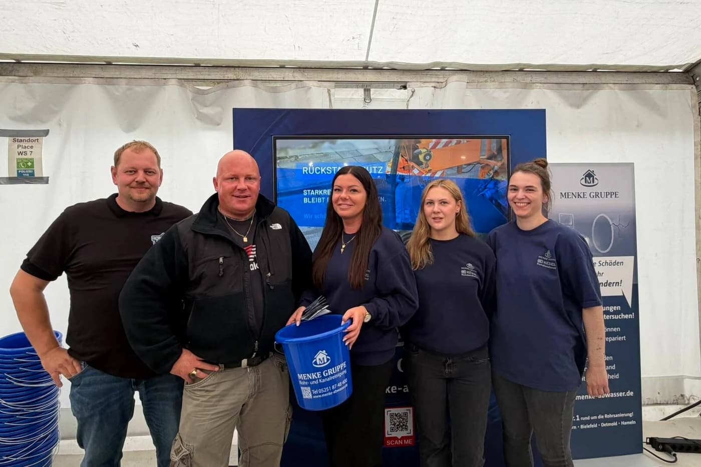 Team von Menke Umweltdienste am Messestand der Menke Gruppe