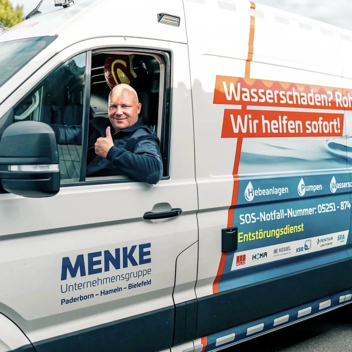 Mitarbeiter von Menke Umweltdienste am Steuer des Einsatzfahrzeugs, bereit zur Ausfahrt