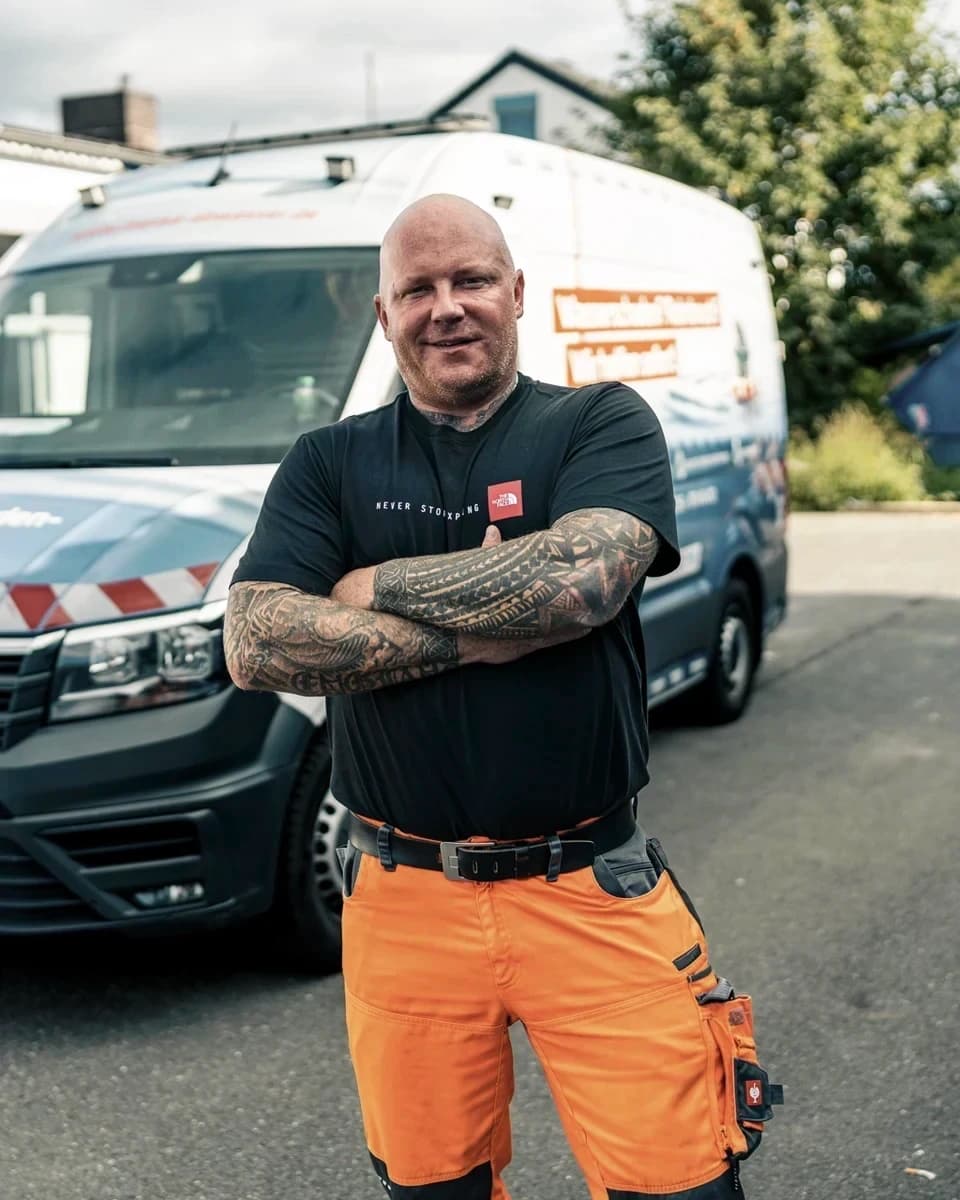 Maik Menke, Inhaber der Menke Umweltdienste GmbH, vor dem Einsatzfahrzeug